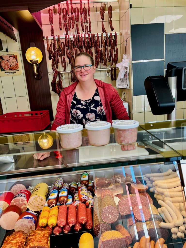 Metzgerei-Reh-Martin-Lange-2026-102-768x1024 Dorfmetzgerei Reh in Altendiez – dort, wo Wurst & Fleisch noch nach Handwerk und Heimat schmecken