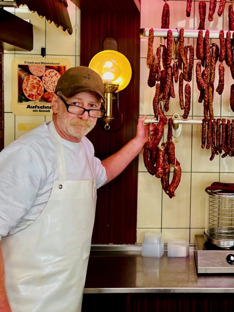Metzgerei-Reh-Martin-Lange-2026-103-768x1024 Dorfmetzgerei Reh in Altendiez – dort, wo Wurst & Fleisch noch nach Handwerk und Heimat schmecken