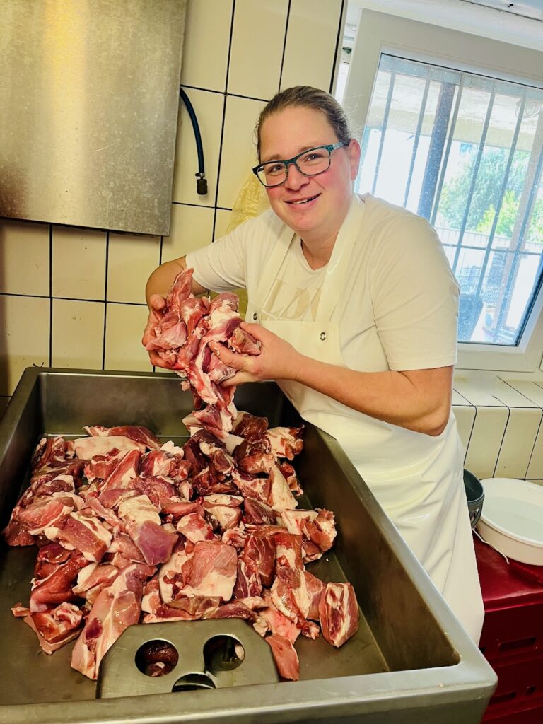 Metzgerei-Reh-Martin-Lange-2026-11-768x1024 Dorfmetzgerei Reh in Altendiez – dort, wo Wurst & Fleisch noch nach Handwerk und Heimat schmecken