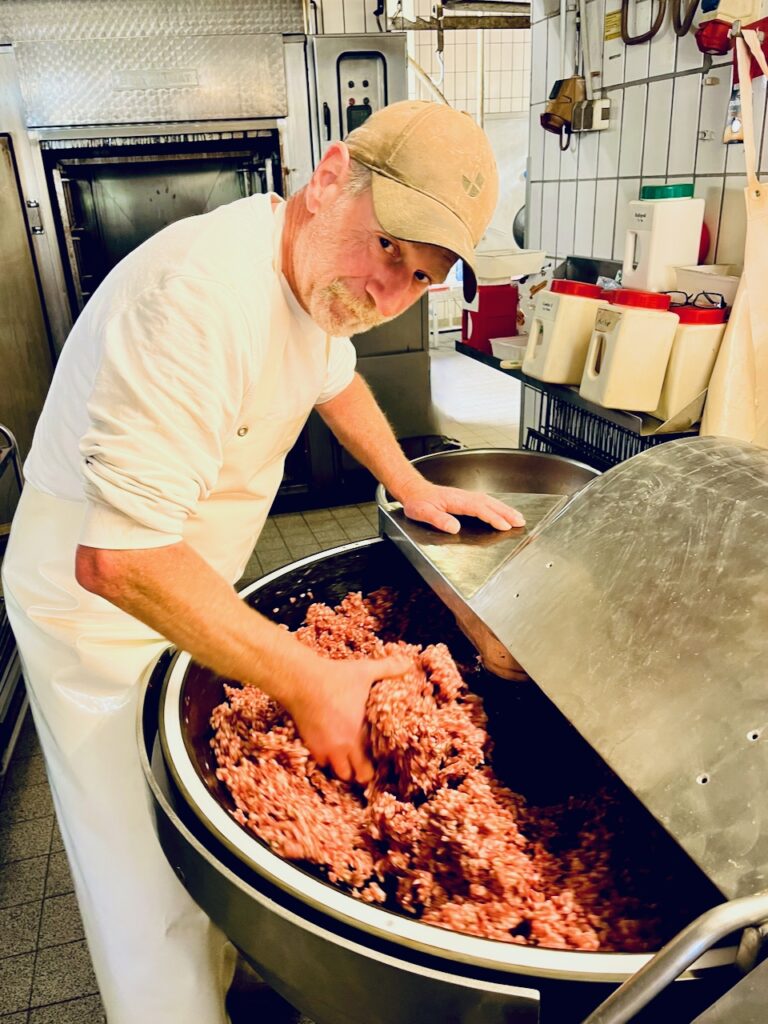 Metzgerei-Reh-Martin-Lange-2026-14-768x1024 Dorfmetzgerei Reh in Altendiez – dort, wo Wurst & Fleisch noch nach Handwerk und Heimat schmecken