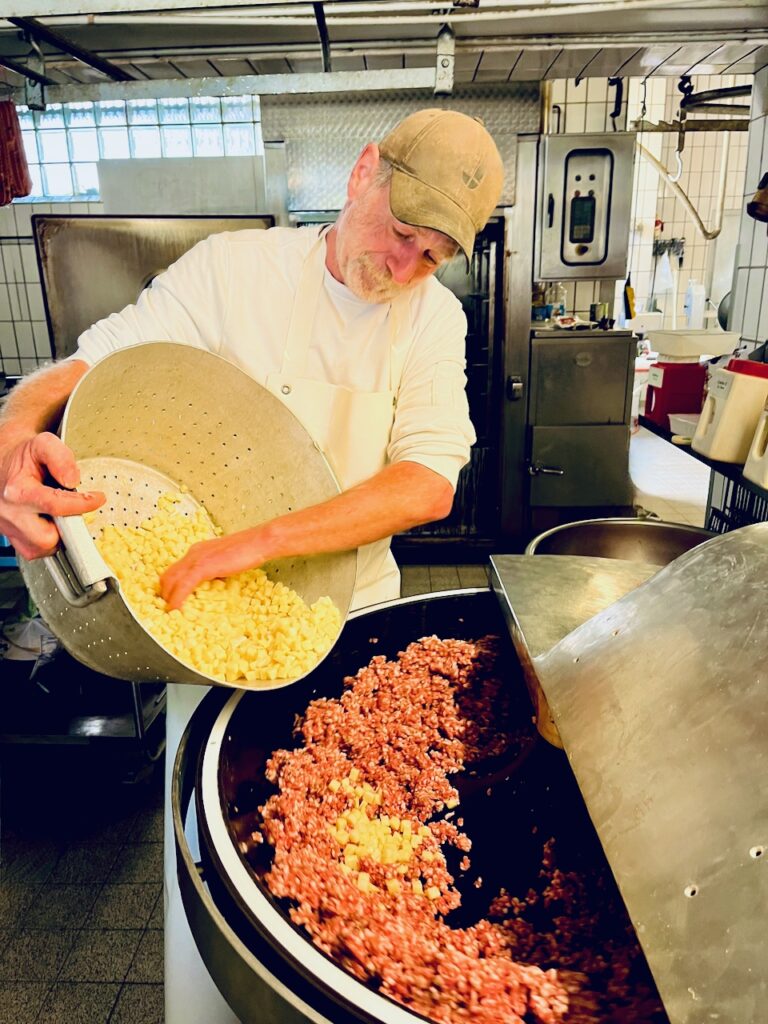 Metzgerei-Reh-Martin-Lange-2026-16-768x1024 Dorfmetzgerei Reh in Altendiez – dort, wo Wurst & Fleisch noch nach Handwerk und Heimat schmecken