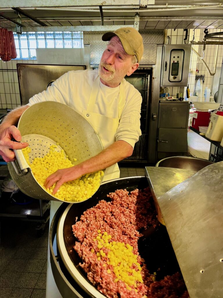 Metzgerei-Reh-Martin-Lange-2026-19-768x1024 Dorfmetzgerei Reh in Altendiez – dort, wo Wurst & Fleisch noch nach Handwerk und Heimat schmecken