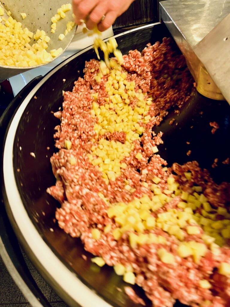 Metzgerei-Reh-Martin-Lange-2026-20-768x1024 Dorfmetzgerei Reh in Altendiez – dort, wo Wurst & Fleisch noch nach Handwerk und Heimat schmecken