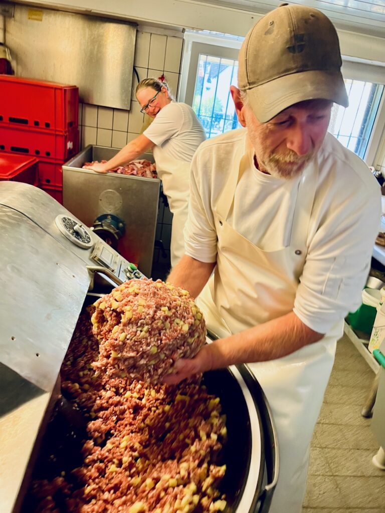 Metzgerei-Reh-Martin-Lange-2026-25-768x1024 Dorfmetzgerei Reh in Altendiez – dort, wo Wurst & Fleisch noch nach Handwerk und Heimat schmecken