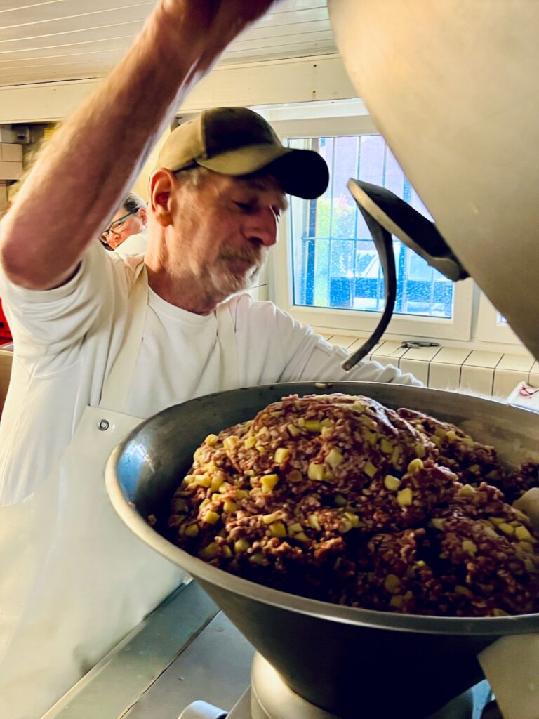 Metzgerei-Reh-Martin-Lange-2026-27-768x1024 Dorfmetzgerei Reh in Altendiez – dort, wo Wurst & Fleisch noch nach Handwerk und Heimat schmecken