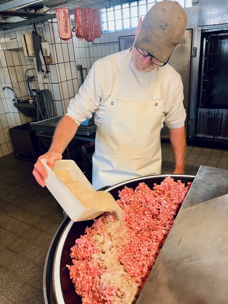 Metzgerei-Reh-Martin-Lange-2026-43-768x1024 Dorfmetzgerei Reh in Altendiez – dort, wo Wurst & Fleisch noch nach Handwerk und Heimat schmecken