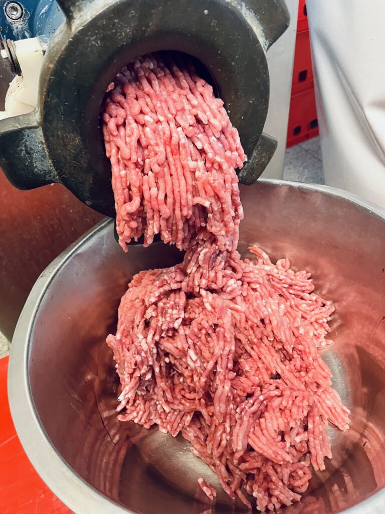 Metzgerei-Reh-Martin-Lange-2026-60-768x1024 Dorfmetzgerei Reh in Altendiez – dort, wo Wurst & Fleisch noch nach Handwerk und Heimat schmecken