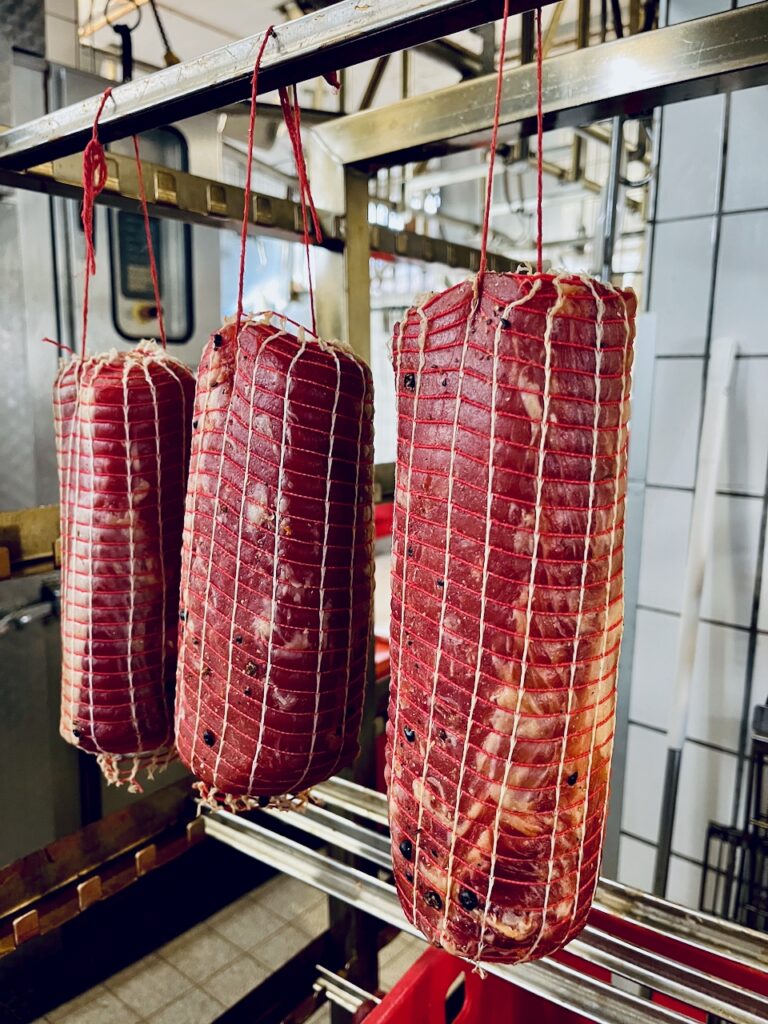 Metzgerei-Reh-Martin-Lange-2026-80-768x1024 Dorfmetzgerei Reh in Altendiez – dort, wo Wurst & Fleisch noch nach Handwerk und Heimat schmecken