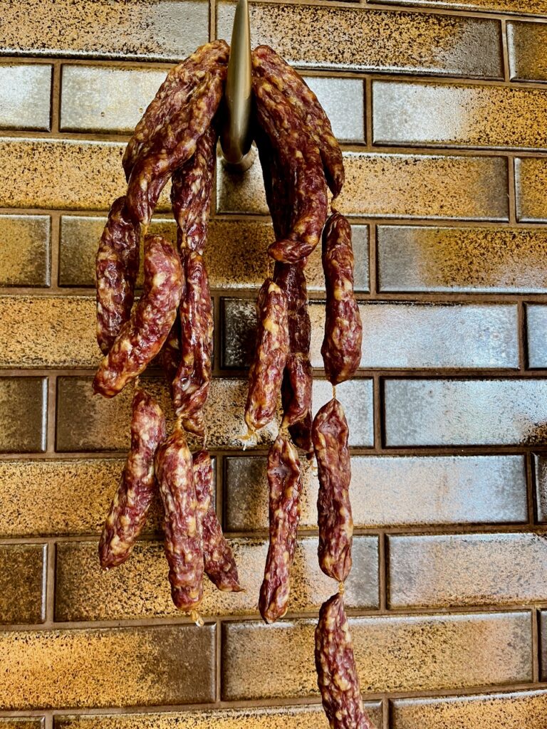 Metzgerei-Reh-Martin-Lange-2026-98-768x1024 Dorfmetzgerei Reh in Altendiez – dort, wo Wurst & Fleisch noch nach Handwerk und Heimat schmecken