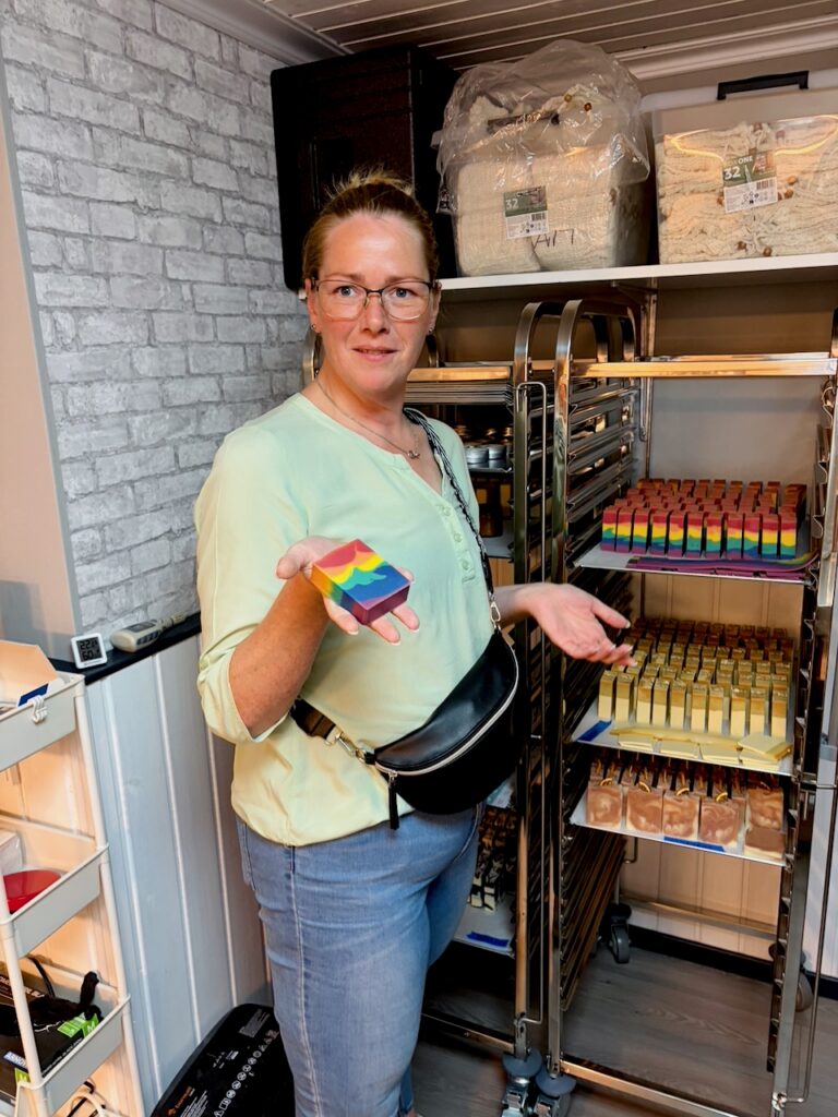 DIOBI-Seifenmanufaktur-Marina-Schuster-2026-3-768x1024 Zwischen Handwerk und Kreativität: Marina Schuster besucht die Seifenmanufaktur diobi.de