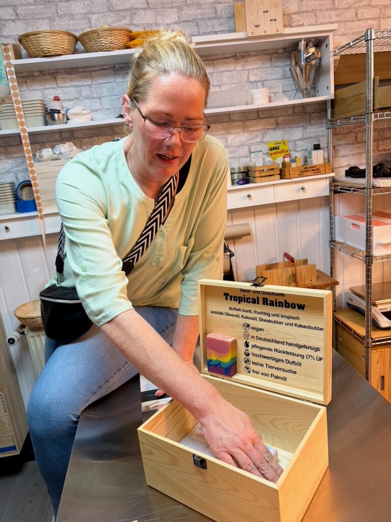 DIOBI-Seifenmanufaktur-Marina-Schuster-2026-31-768x1024 Zwischen Handwerk und Kreativität: Marina Schuster besucht die Seifenmanufaktur diobi.de