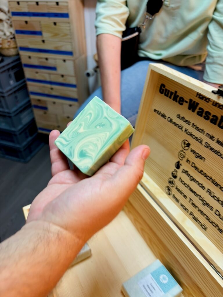 DIOBI-Seifenmanufaktur-Marina-Schuster-2026-34-768x1024 Zwischen Handwerk und Kreativität: Marina Schuster besucht die Seifenmanufaktur diobi.de