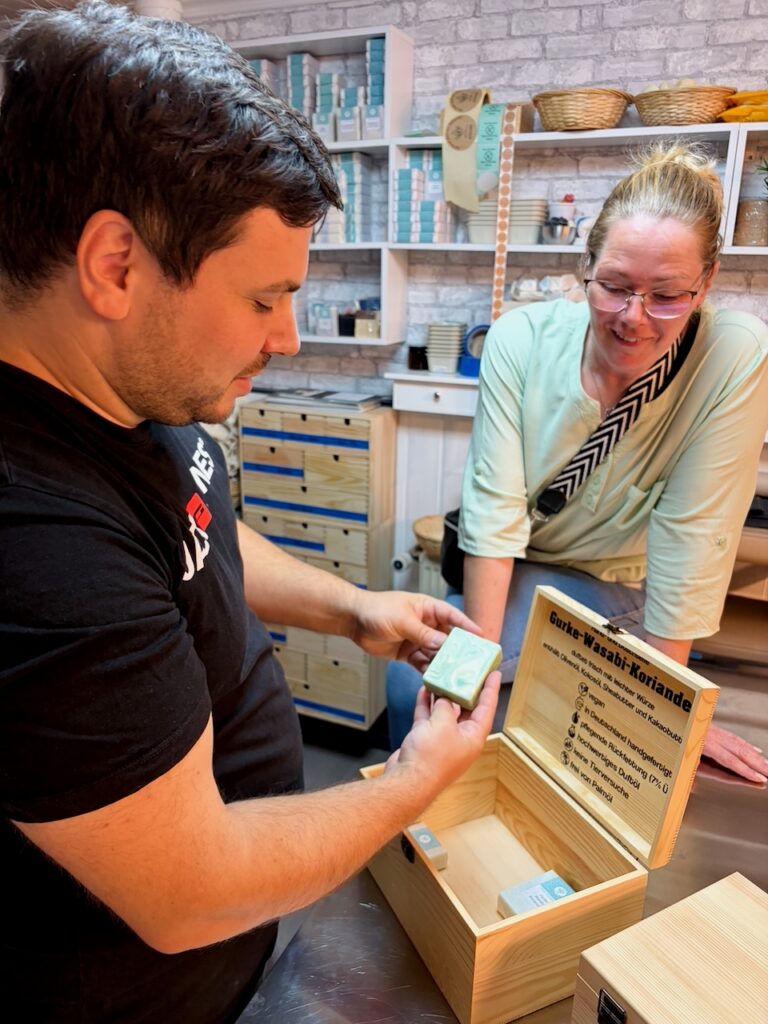 DIOBI-Seifenmanufaktur-Marina-Schuster-2026-35-768x1024 Zwischen Handwerk und Kreativität: Marina Schuster besucht die Seifenmanufaktur diobi.de