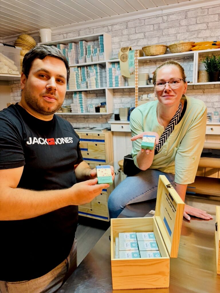 DIOBI-Seifenmanufaktur-Marina-Schuster-2026-37-768x1024 Zwischen Handwerk und Kreativität: Marina Schuster besucht die Seifenmanufaktur diobi.de