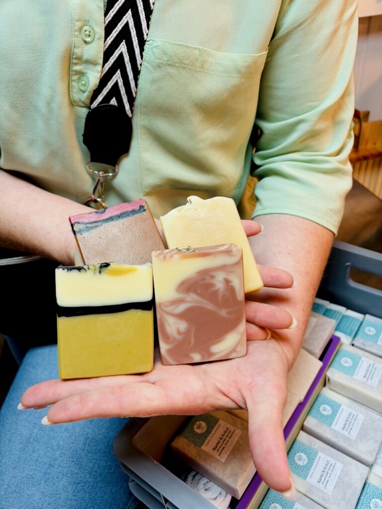 DIOBI-Seifenmanufaktur-Marina-Schuster-2026-38-768x1024 Zwischen Handwerk und Kreativität: Marina Schuster besucht die Seifenmanufaktur diobi.de