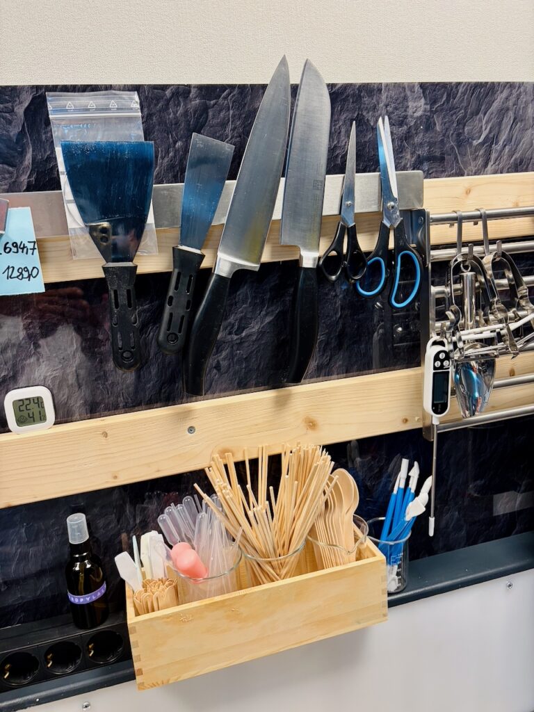 DIOBI-Seifenmanufaktur-Marina-Schuster-2026-5-768x1024 Zwischen Handwerk und Kreativität: Marina Schuster besucht die Seifenmanufaktur diobi.de