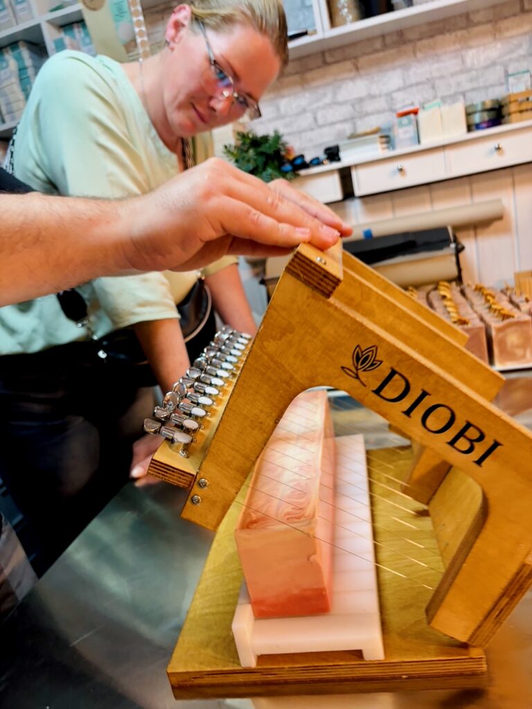 DIOBI-Seifenmanufaktur-Marina-Schuster-2026-53-768x1024 Zwischen Handwerk und Kreativität: Marina Schuster besucht die Seifenmanufaktur diobi.de