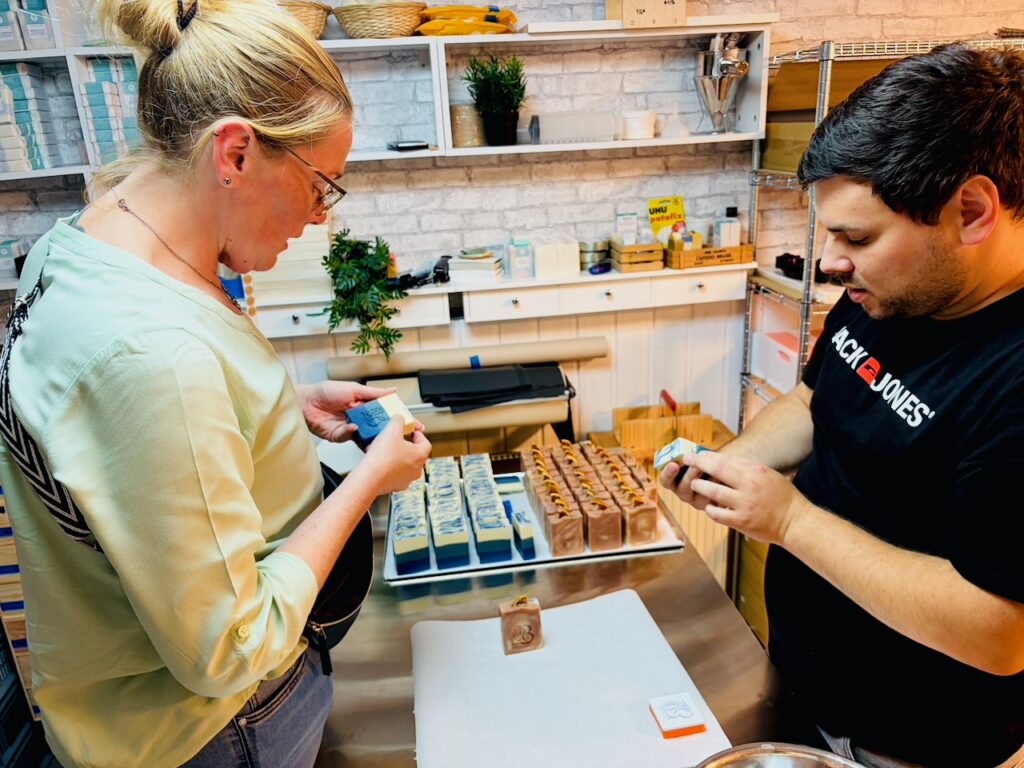 DIOBI-Seifenmanufaktur-Marina-Schuster-2026-67-1024x768 Zwischen Handwerk und Kreativität: Marina Schuster besucht die Seifenmanufaktur diobi.de