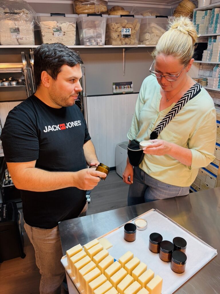 DIOBI-Seifenmanufaktur-Marina-Schuster-2026-9-768x1024 Zwischen Handwerk und Kreativität: Marina Schuster besucht die Seifenmanufaktur diobi.de
