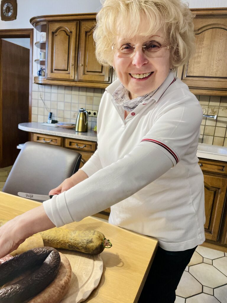 IMG_6770-768x1024 Gisela van Vugt – 61 Jahre hinter der Theke, ein Leben für das Metzgerhandwerk im Einrich - regionale Spezialität(en) mit Geschichte!