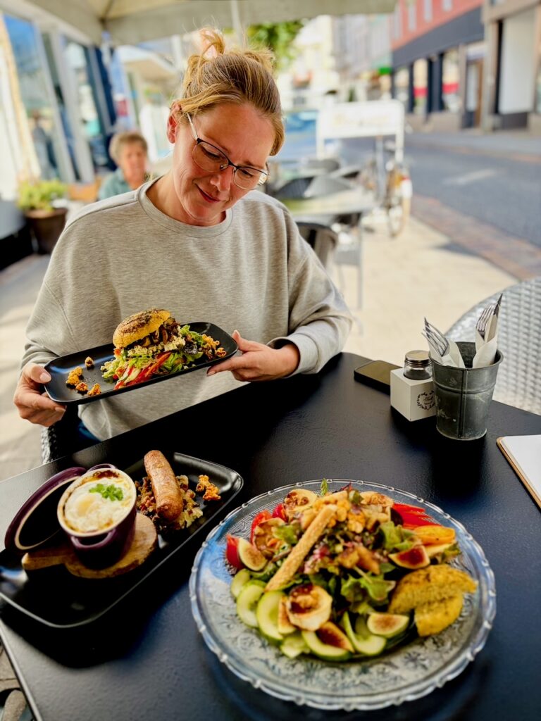 Mittagstisch-Cafe-Bemmerer-Diez-2026-5-768x1024 Marina Schuster trifft Monika Schnurr im Café Bemmerer - zwei starke Frauen, ein hervorragender Mittagstisch, viel Region