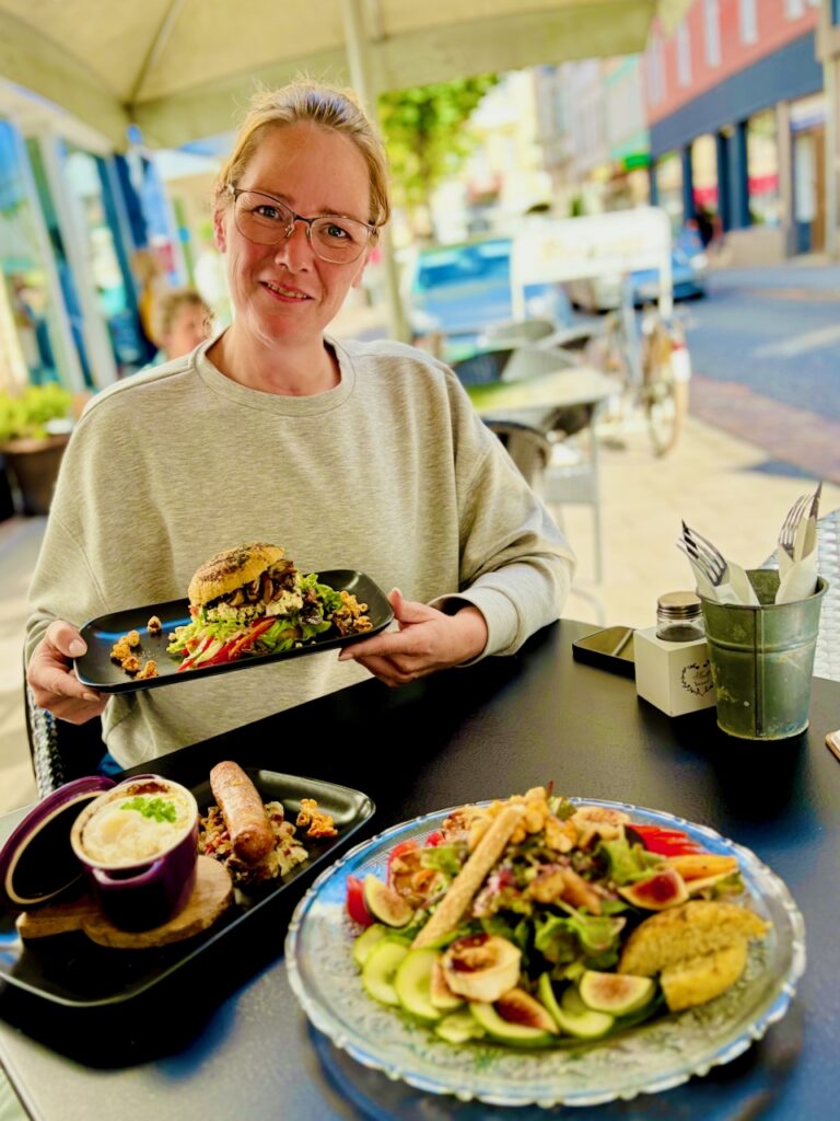 Mittagstisch-Cafe-Bemmerer-Diez-2026-6-768x1024 Marina Schuster trifft Monika Schnurr im Café Bemmerer - zwei starke Frauen, ein hervorragender Mittagstisch, viel Region