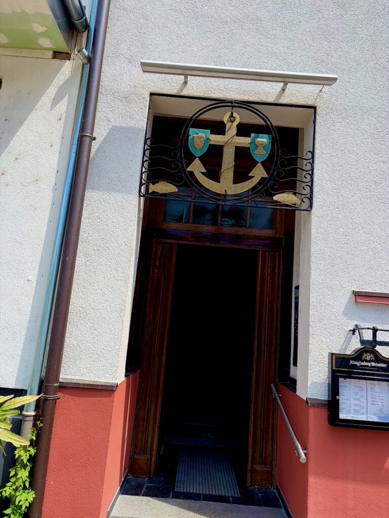 Schiffchen-St.-Goarshausen-Juni-2026-7-768x1024 Restaurant „Zum Schiffchen“ in St. Goarshausen – ein historisches Gasthaus mit Tradition, Seele und Zukunft am Mittelrhein