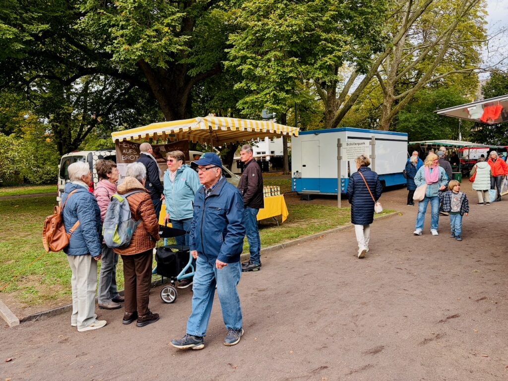 1.-Wochenmarkt-in-Lahnstein-im-Schillerpark-2026-16-1024x768 Start zum neuen Lahnsteiner Wochenmarkt im Schillerpark erfolgreich – großer Ansturm und gute Stimmung