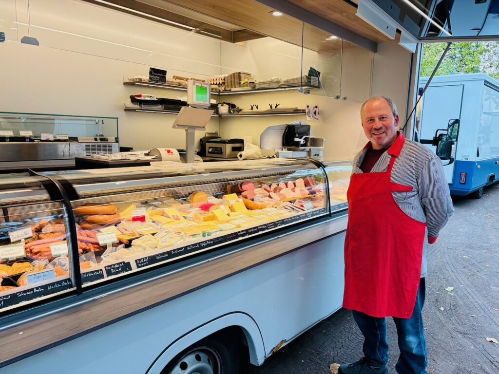 1.-Wochenmarkt-in-Lahnstein-im-Schillerpark-2026-2-1024x768 Start zum neuen Lahnsteiner Wochenmarkt im Schillerpark erfolgreich – großer Ansturm und gute Stimmung