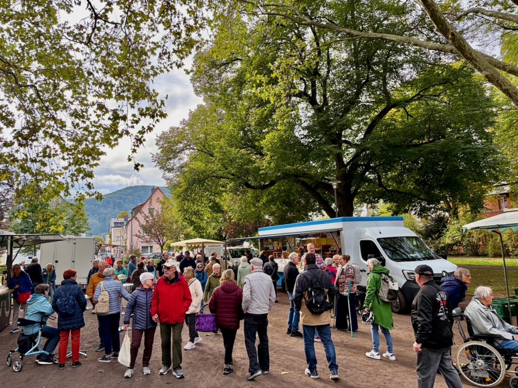 1.-Wochenmarkt-in-Lahnstein-im-Schillerpark-2026-24-1024x768 Start zum neuen Lahnsteiner Wochenmarkt im Schillerpark erfolgreich – großer Ansturm und gute Stimmung