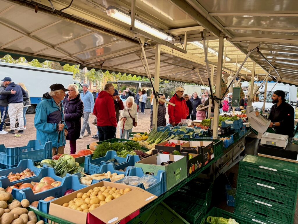 1.-Wochenmarkt-in-Lahnstein-im-Schillerpark-2026-25-1024x768 Start zum neuen Lahnsteiner Wochenmarkt im Schillerpark erfolgreich – großer Ansturm und gute Stimmung