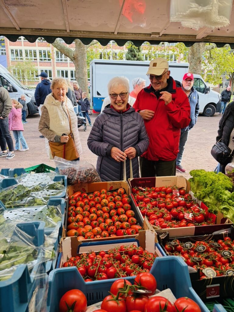 1.-Wochenmarkt-in-Lahnstein-im-Schillerpark-2026-27-768x1024 Start zum neuen Lahnsteiner Wochenmarkt im Schillerpark erfolgreich – großer Ansturm und gute Stimmung