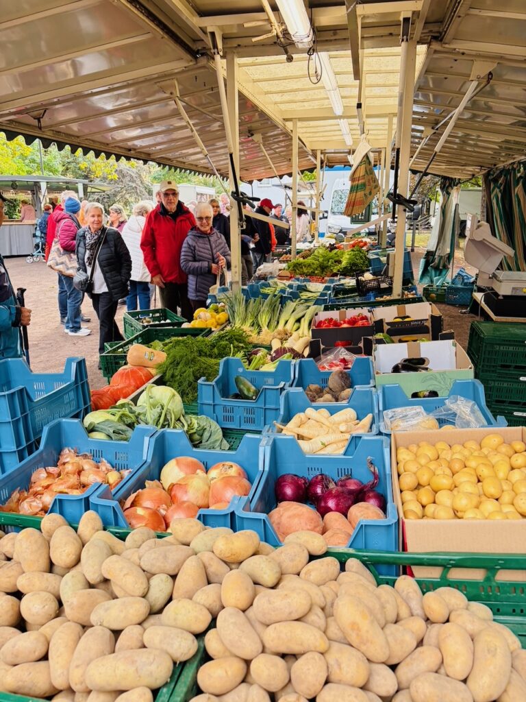 1.-Wochenmarkt-in-Lahnstein-im-Schillerpark-2026-28-768x1024 Start zum neuen Lahnsteiner Wochenmarkt im Schillerpark erfolgreich – großer Ansturm und gute Stimmung