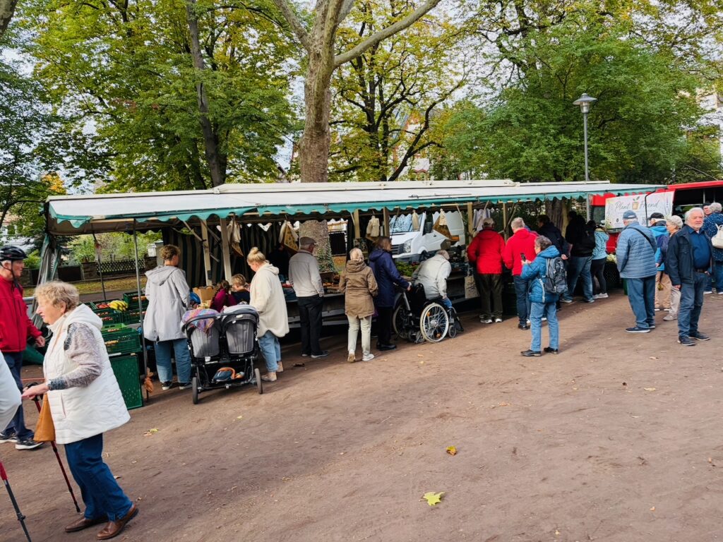 1.-Wochenmarkt-in-Lahnstein-im-Schillerpark-2026-31-1024x768 Start zum neuen Lahnsteiner Wochenmarkt im Schillerpark erfolgreich – großer Ansturm und gute Stimmung