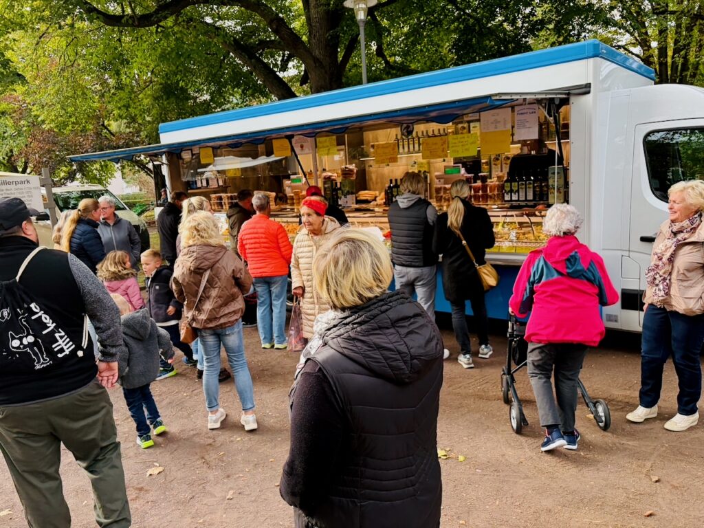 1.-Wochenmarkt-in-Lahnstein-im-Schillerpark-2026-32-1024x768 Start zum neuen Lahnsteiner Wochenmarkt im Schillerpark erfolgreich – großer Ansturm und gute Stimmung