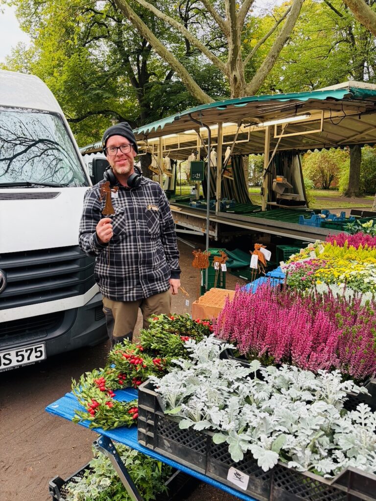 1.-Wochenmarkt-in-Lahnstein-im-Schillerpark-2026-4-768x1024 Start zum neuen Lahnsteiner Wochenmarkt im Schillerpark erfolgreich – großer Ansturm und gute Stimmung