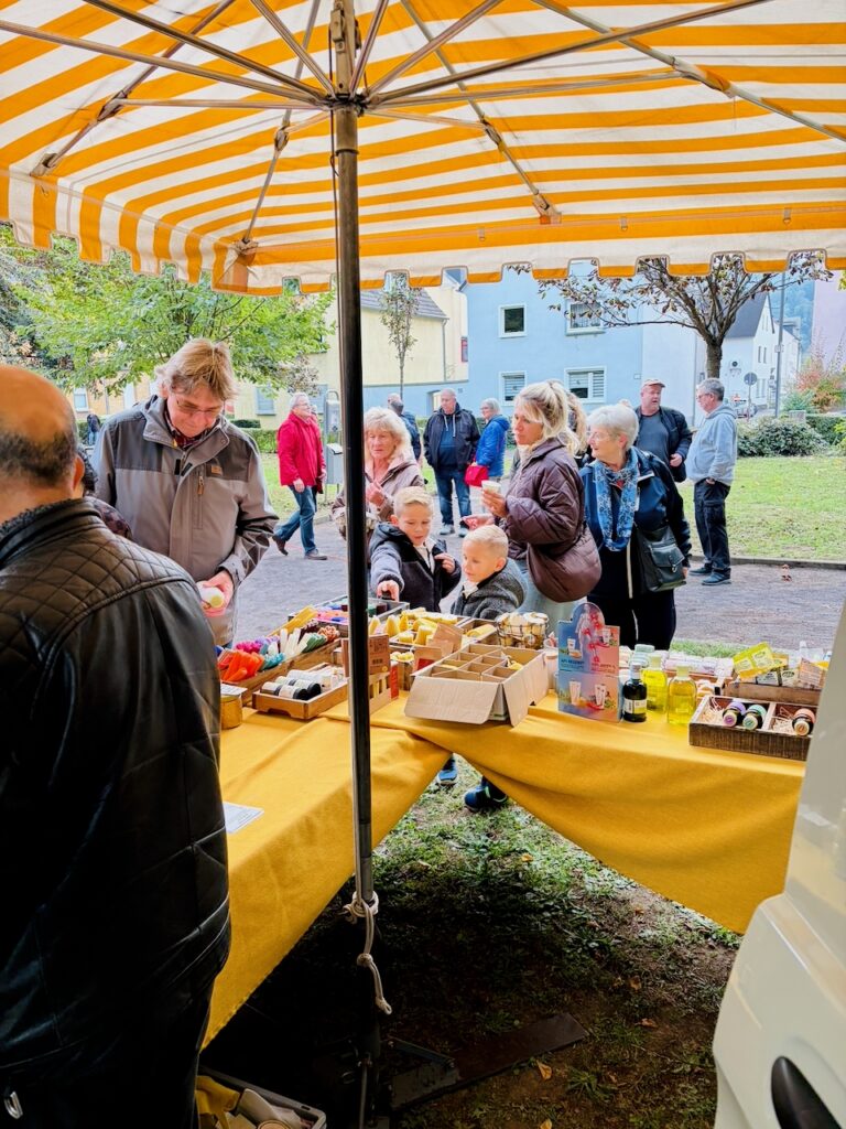 1.-Wochenmarkt-in-Lahnstein-im-Schillerpark-2026-44-768x1024 Start zum neuen Lahnsteiner Wochenmarkt im Schillerpark erfolgreich – großer Ansturm und gute Stimmung
