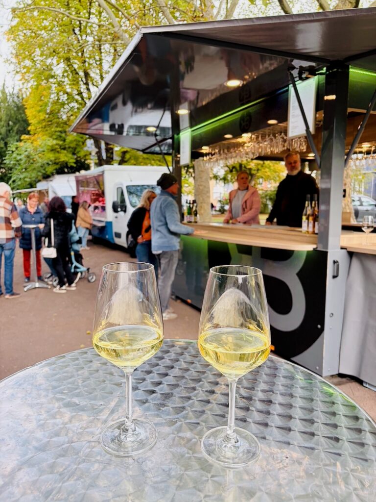 1.-Wochenmarkt-in-Lahnstein-im-Schillerpark-2026-45-768x1024 Start zum neuen Lahnsteiner Wochenmarkt im Schillerpark erfolgreich – großer Ansturm und gute Stimmung
