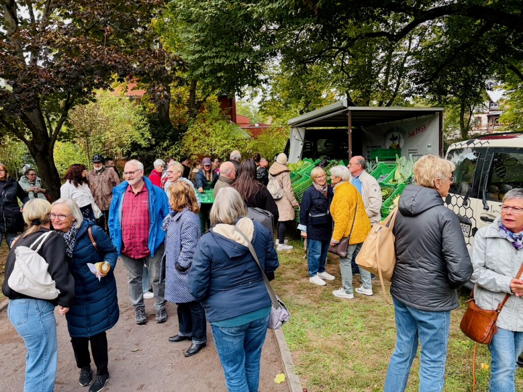 1.-Wochenmarkt-in-Lahnstein-im-Schillerpark-2026-48-1024x768 Start zum neuen Lahnsteiner Wochenmarkt im Schillerpark erfolgreich – großer Ansturm und gute Stimmung