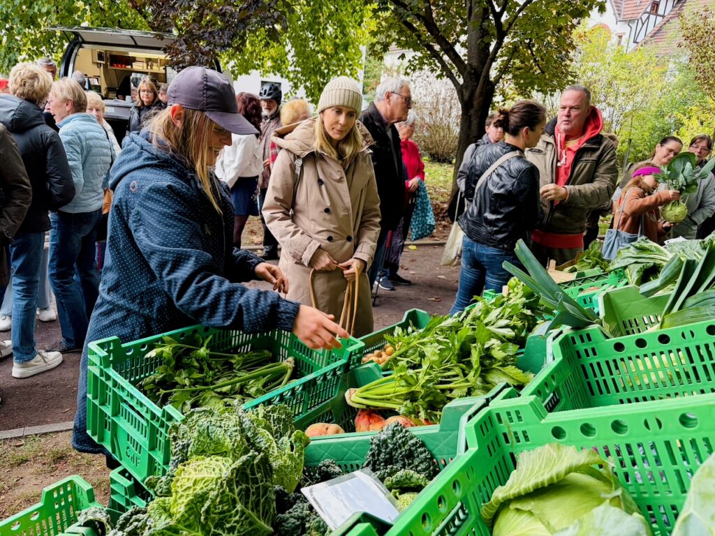 1.-Wochenmarkt-in-Lahnstein-im-Schillerpark-2026-49-1024x768 Start zum neuen Lahnsteiner Wochenmarkt im Schillerpark erfolgreich – großer Ansturm und gute Stimmung