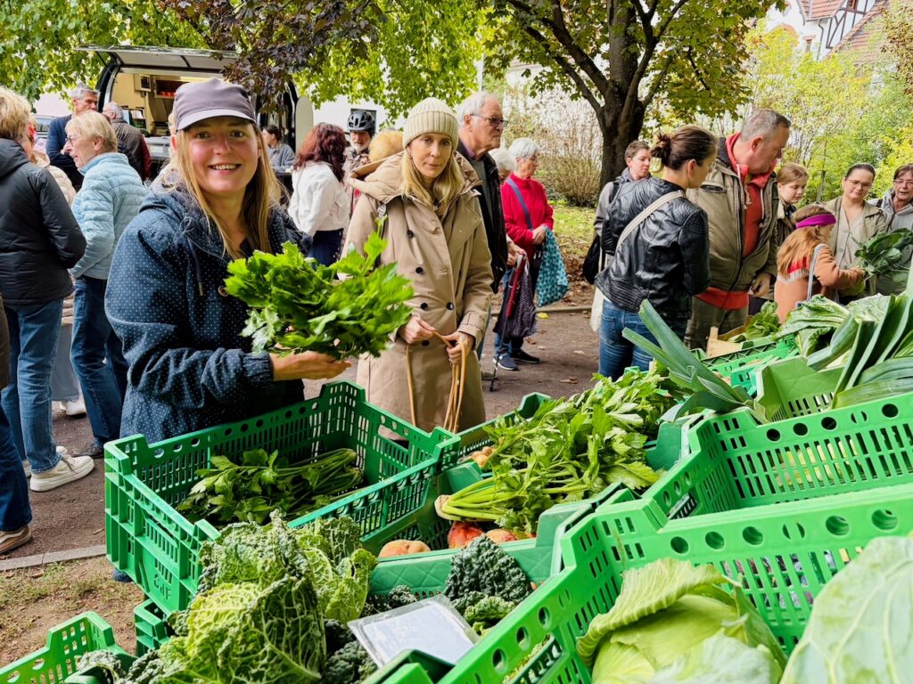 1.-Wochenmarkt-in-Lahnstein-im-Schillerpark-2026-50-1024x768 Start zum neuen Lahnsteiner Wochenmarkt im Schillerpark erfolgreich – großer Ansturm und gute Stimmung