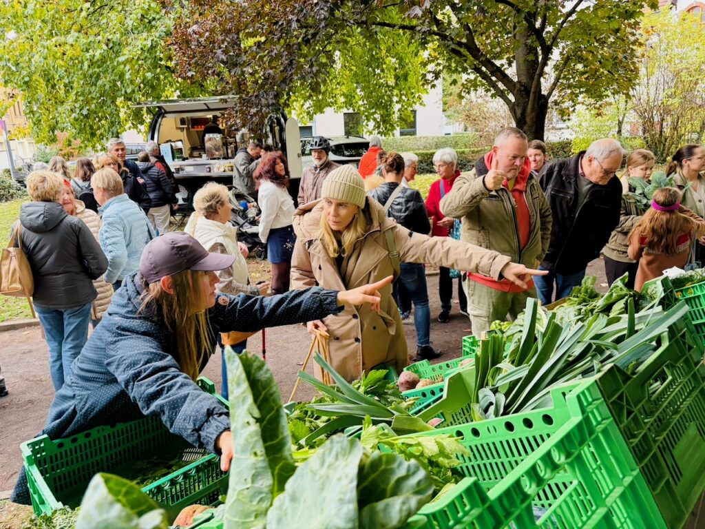 1.-Wochenmarkt-in-Lahnstein-im-Schillerpark-2026-51-1024x768 Start zum neuen Lahnsteiner Wochenmarkt im Schillerpark erfolgreich – großer Ansturm und gute Stimmung