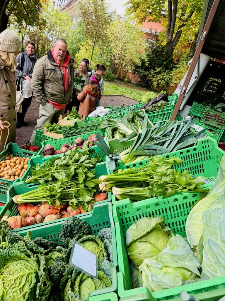 1.-Wochenmarkt-in-Lahnstein-im-Schillerpark-2026-52-768x1024 Start zum neuen Lahnsteiner Wochenmarkt im Schillerpark erfolgreich – großer Ansturm und gute Stimmung