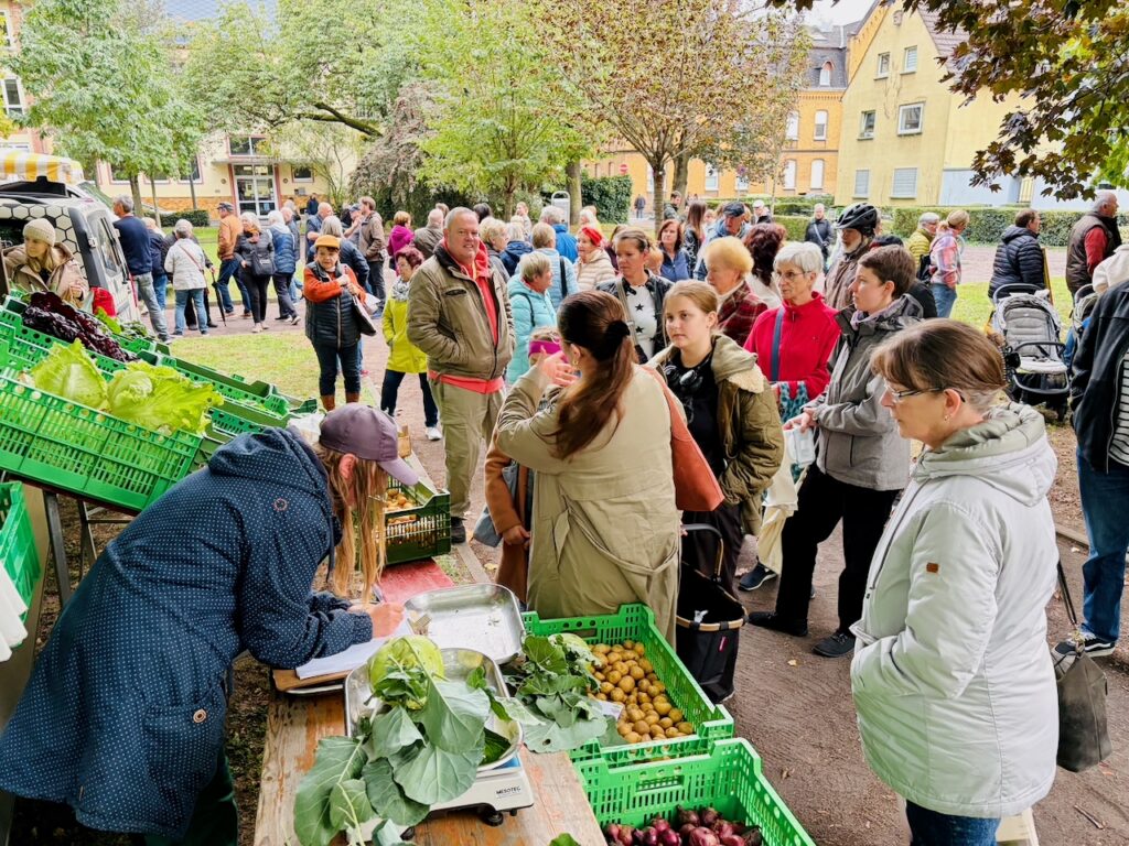1.-Wochenmarkt-in-Lahnstein-im-Schillerpark-2026-57-1024x768 Start zum neuen Lahnsteiner Wochenmarkt im Schillerpark erfolgreich – großer Ansturm und gute Stimmung