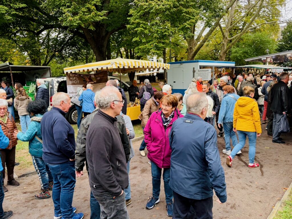 1.-Wochenmarkt-in-Lahnstein-im-Schillerpark-2026-58-1024x768 Start zum neuen Lahnsteiner Wochenmarkt im Schillerpark erfolgreich – großer Ansturm und gute Stimmung