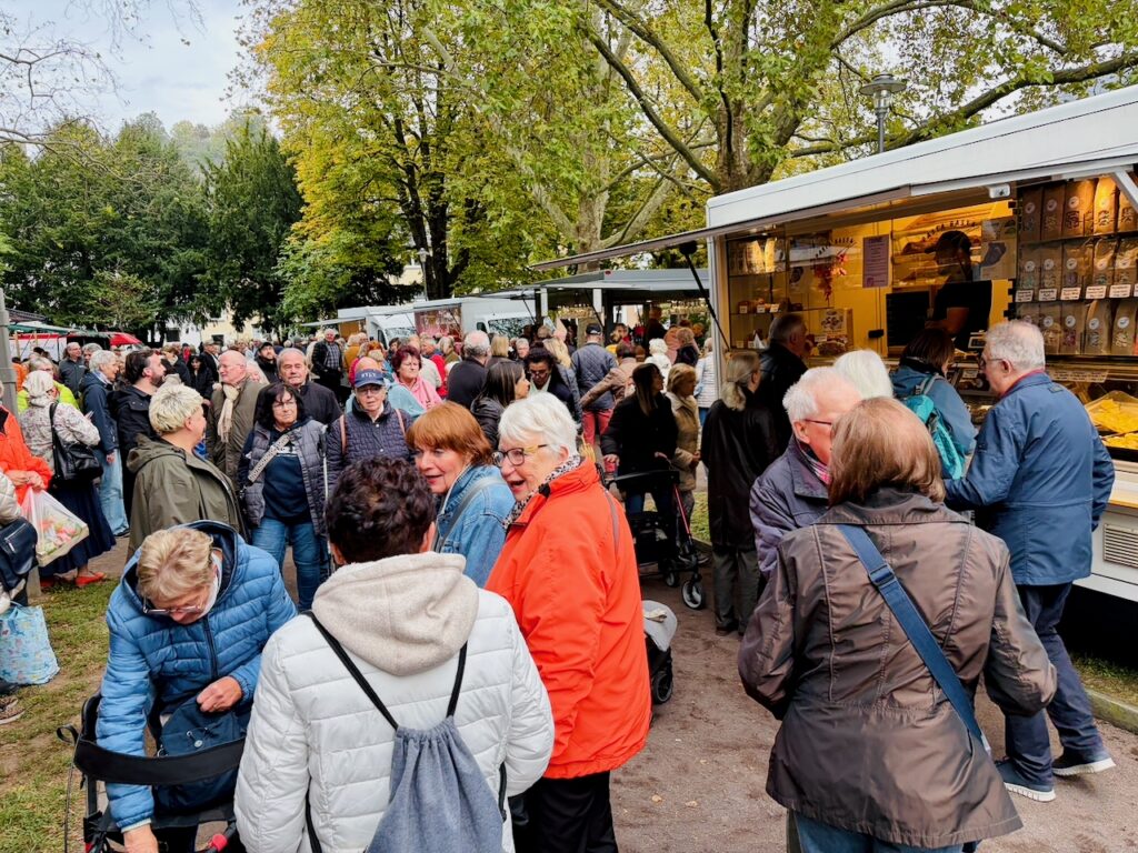 1.-Wochenmarkt-in-Lahnstein-im-Schillerpark-2026-59-1024x768 Start zum neuen Lahnsteiner Wochenmarkt im Schillerpark erfolgreich – großer Ansturm und gute Stimmung
