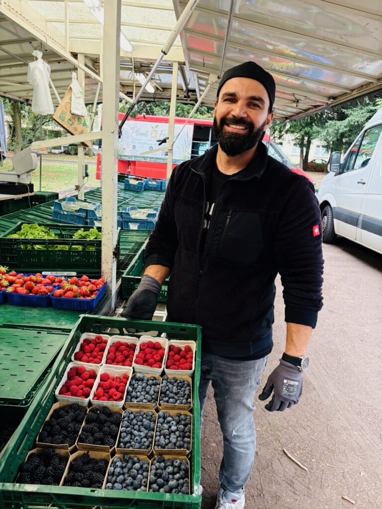 1.-Wochenmarkt-in-Lahnstein-im-Schillerpark-2026-6-768x1024 Start zum neuen Lahnsteiner Wochenmarkt im Schillerpark erfolgreich – großer Ansturm und gute Stimmung