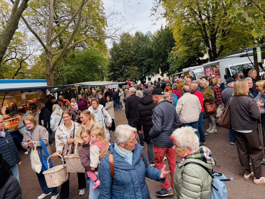1.-Wochenmarkt-in-Lahnstein-im-Schillerpark-2026-60-1024x768 Start zum neuen Lahnsteiner Wochenmarkt im Schillerpark erfolgreich – großer Ansturm und gute Stimmung