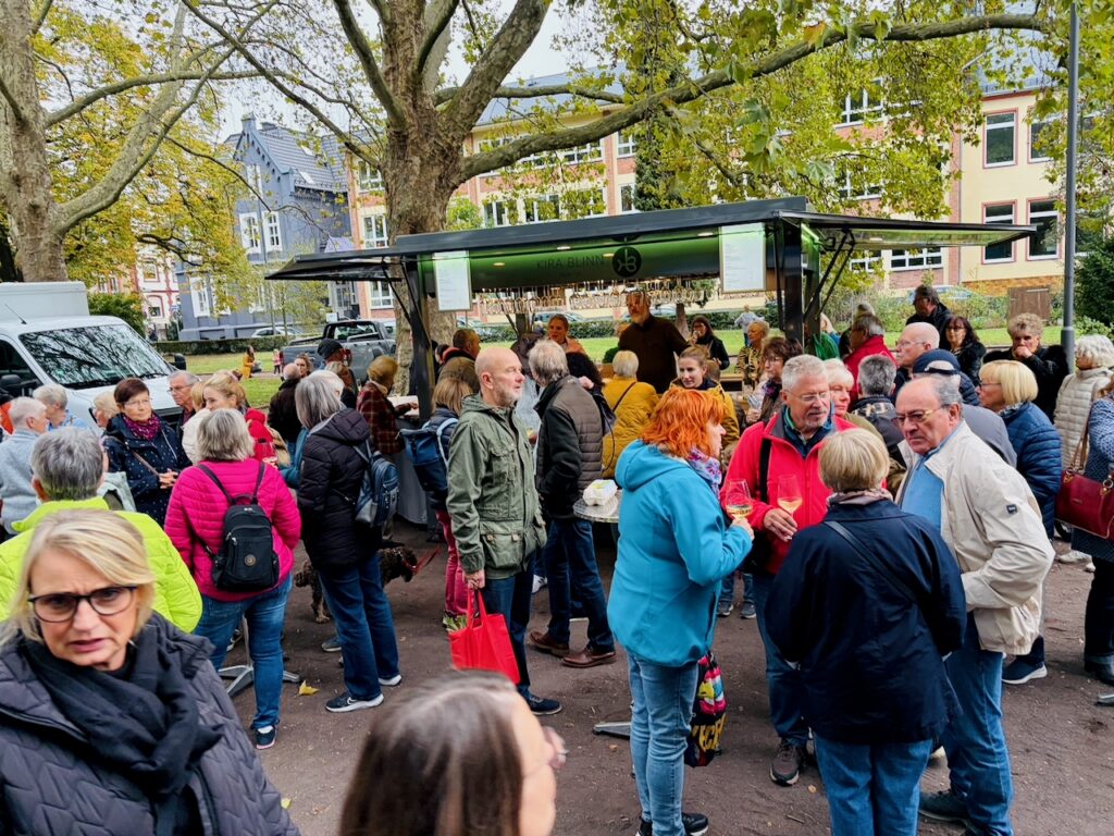 1.-Wochenmarkt-in-Lahnstein-im-Schillerpark-2026-61-1024x768 Start zum neuen Lahnsteiner Wochenmarkt im Schillerpark erfolgreich – großer Ansturm und gute Stimmung