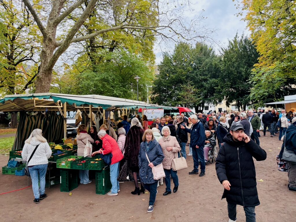 1.-Wochenmarkt-in-Lahnstein-im-Schillerpark-2026-62-1024x768 Start zum neuen Lahnsteiner Wochenmarkt im Schillerpark erfolgreich – großer Ansturm und gute Stimmung